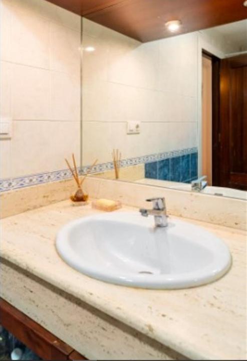 Acogedora Habitacion En Apartamento Compartido Amplio Y Centrico Granada Kültér fotó